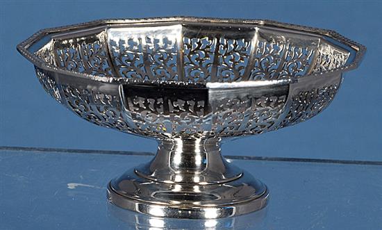 4 x silver dishes.